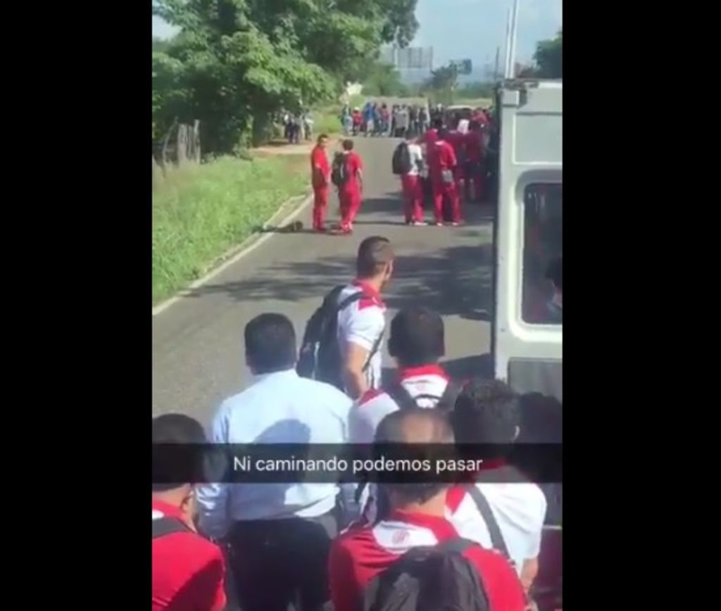 El bloqueo de los maestros impidió el paso a los jugadores del Toluca. (TWITTER) 