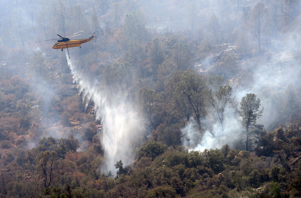 El siniestro sólo está contenido un 18 por ciento, confirmaron voceros del Departamento Forestal de California y Protección contra Incendios.  (AP)