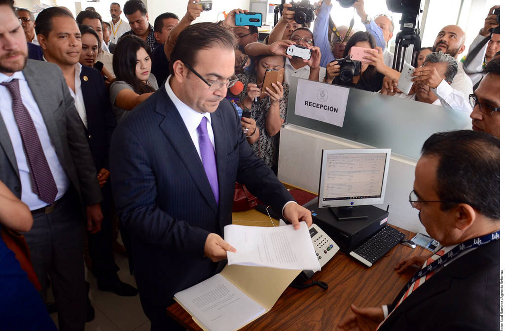 Demanda. El gobernador de Veracruz, Javier Duarte, acudió a denunciar a Miguel Ángel Yunes.