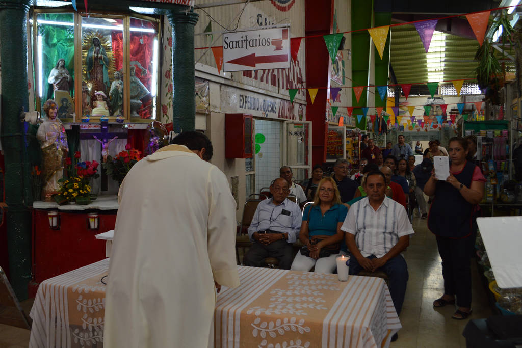 Misa. El Mercado Juárez de Torreón celebró el Día del Comerciante con una misa. (ROBERTO ITURRIAGA)