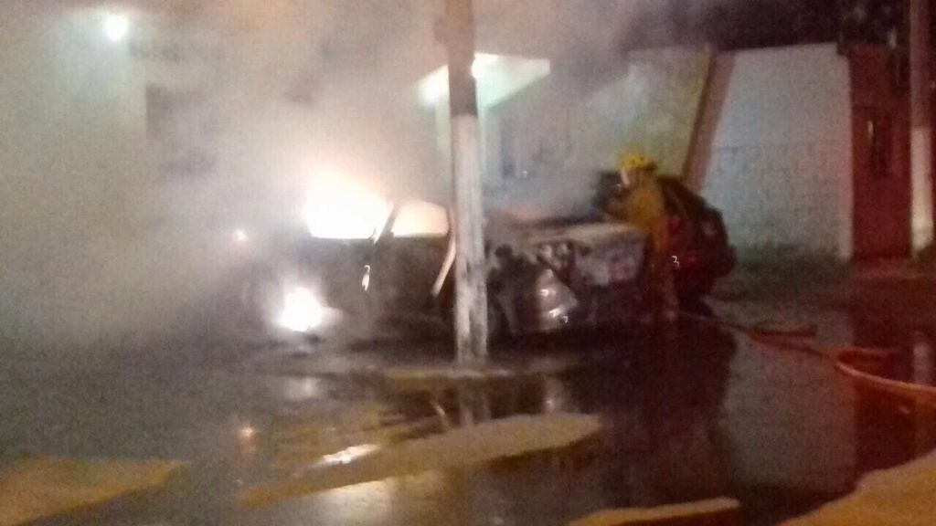 La Dirección de Seguridad Pública Municipal difundió imágenes de los vehículos en llamas. (TWITTER)
