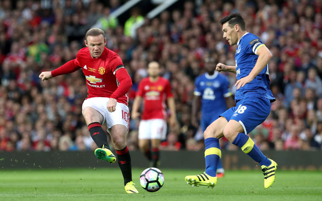'Mou' aprovechó el duelo al modificar por completo su cuadro inicial, con seis cambios al inicio de la segunda mitad y cinco más a partir del minuto 53, con la salida ovacionada de Rooney. (EFE)