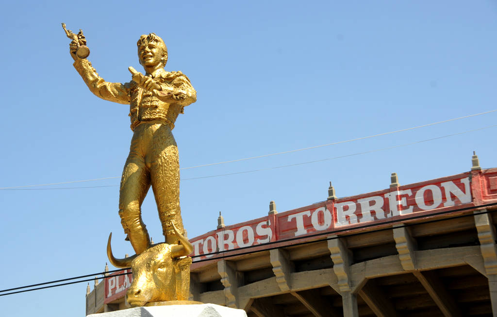 La estatua del inolvidable matador de toros lagunero Valente Arellano es el punto de reunión para rendirle su memorial anual. (Archivo)