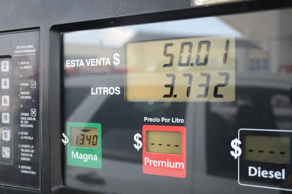 El pasado 28 de julio subió 56 centavos la gasolina Magna y 49 centavos la Premium. (ARCHIVO)