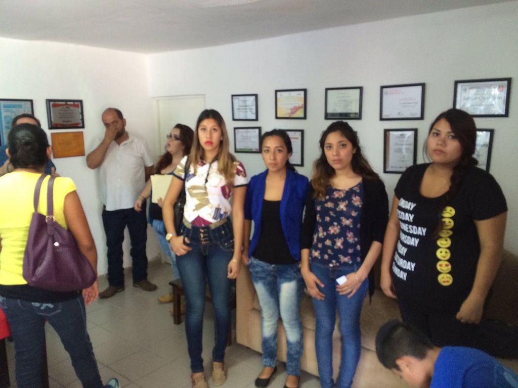 Santos Mercado, titular del área Jurídica de la Secretaría de Salud, se reunió con las madres de los bebés fallecidos. (ANGÉLICA SANDOVAL) 