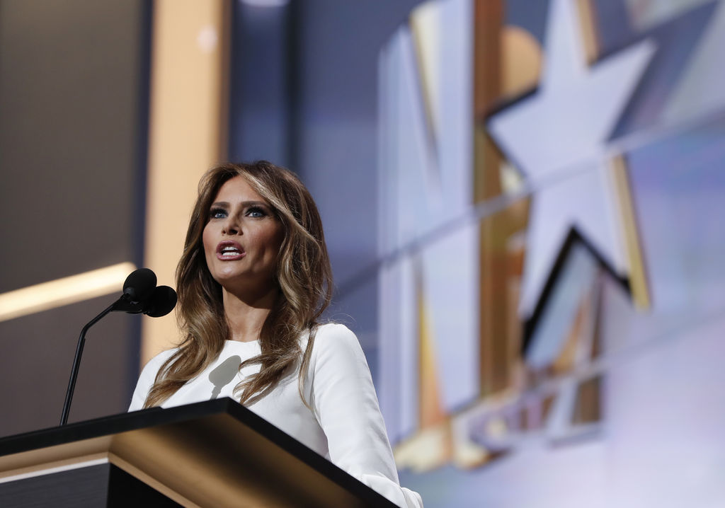 Melania Trump, de acuerdo con los informes de prensa, nunca habría estado como indocumentada en Estados Unidos, pero igualmente habría violado las leyes migratorias del país. (ARCHIVO)