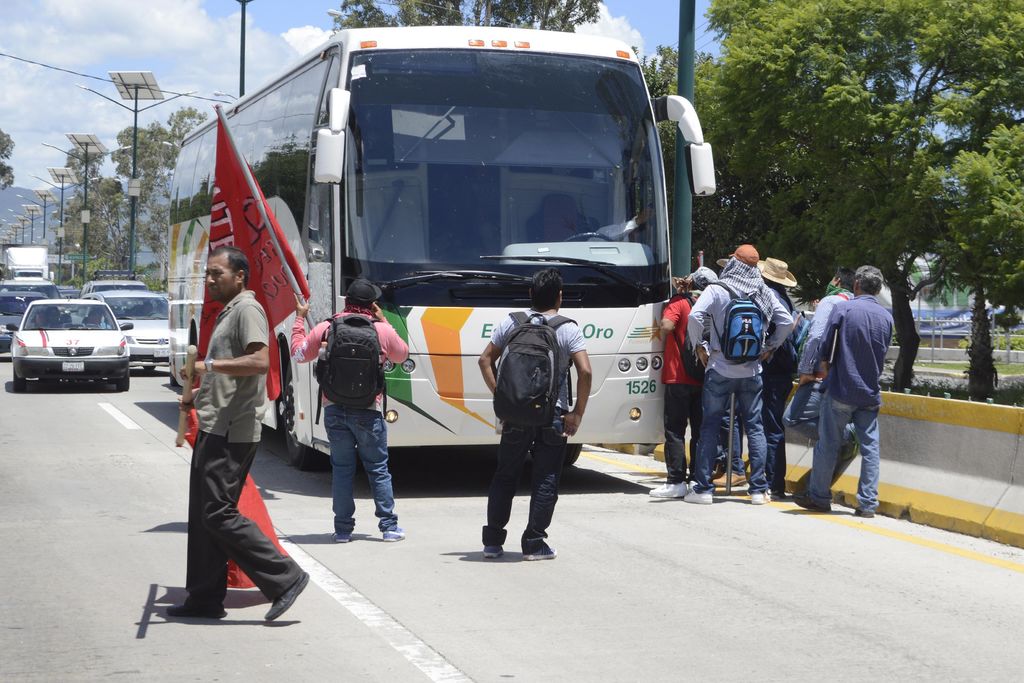 Hasta a la 13:00 horas mantenían retenidos dos autobuses de transporte foráneo en los que piensan transportarse hacia Zihuatanejo-Ixtapa. (ARCHIVO)
