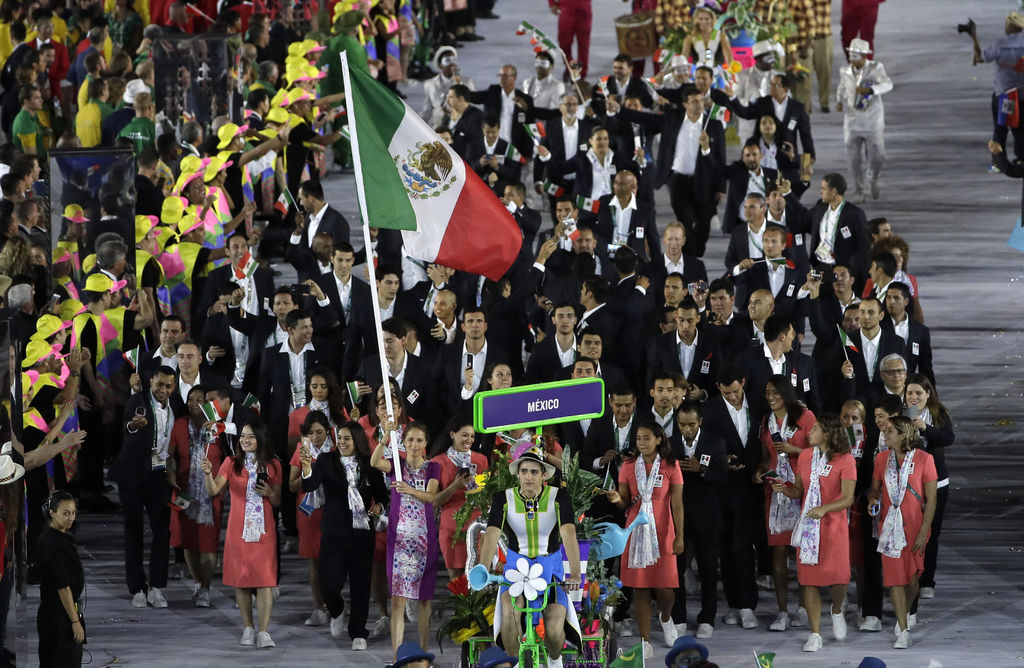 Vestida con un vestido de tonos rosa que combinó con sus ojos claros, y con un pulso negro en la mano derecha, Daniela llevó la bandera mexicana y guió a la representación de los 125 deportistas de su país. (EFE)