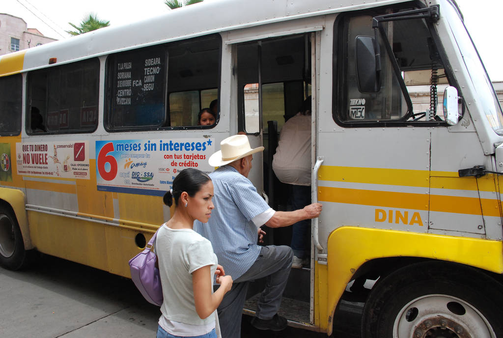 Servicios. El titular de Transportes del Estado, Juan Soto Ledezma, informó que hay 20 mil concesiones del transporte.