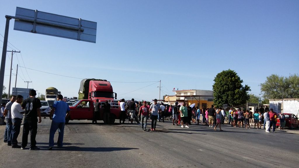 Desde las 8 am se mantiene el bloqueo de la carretera Torreón-San Pedro. (EL SIGLO DE TORREÓN) 