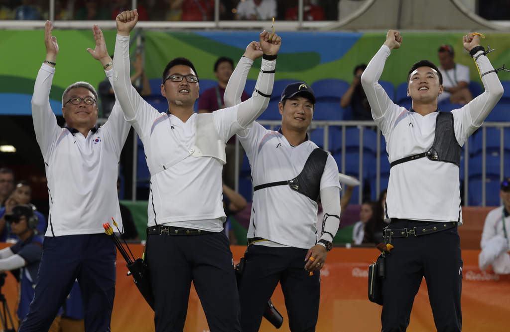 El equipo varonil coreano de tiro con arco fue muy superior a sus contrincantes. (AP)