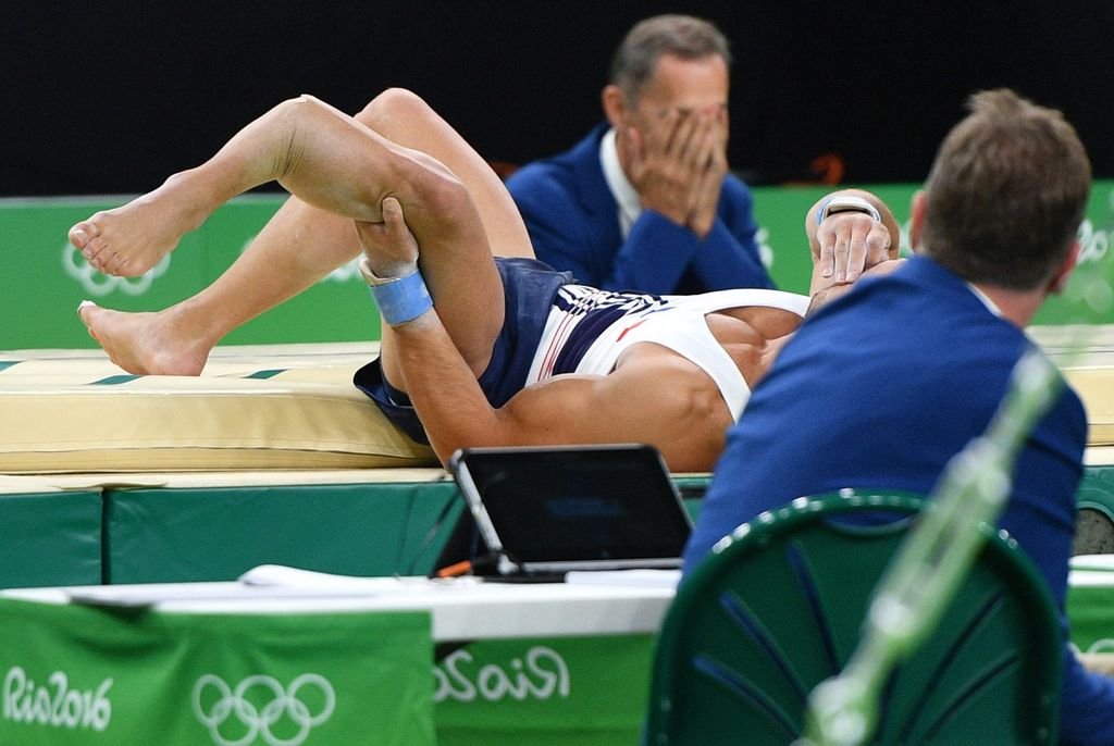 El gimnasta francés Samir Ait Said  se fracturó durante la prueba de salto de caballo. (EFE)