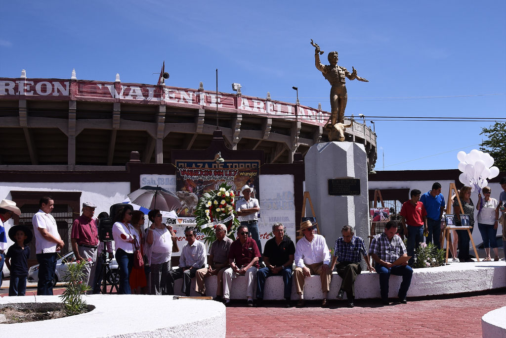 La familia taurina se reunió ayer junto a la estatua de Valente Arellano. (Fotografía de Jesús Galindo)