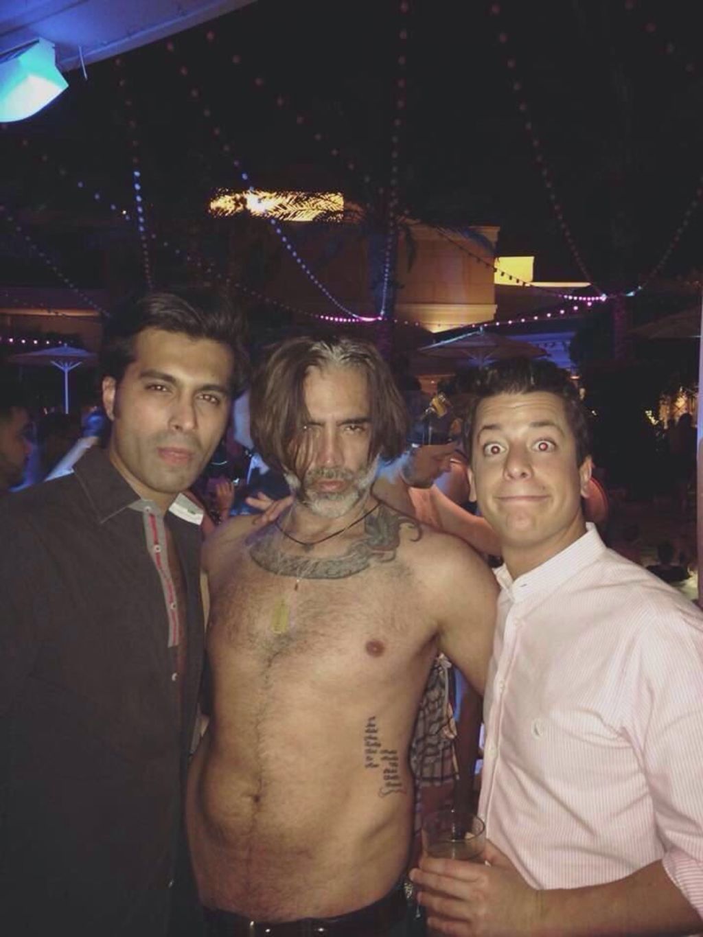 En la imagen, figuran otras dos personas y se rumora que fue tomada en un antro gay de Guadalajara. (TWITTER)
