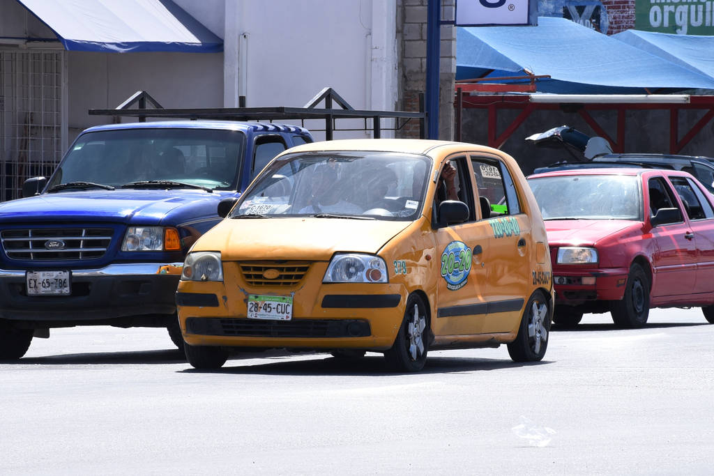 Costoso. Conducir un taxi implica diversos gastos, tanto para los convencionales como para las unidades tipo Uber. (ARCHIVO)