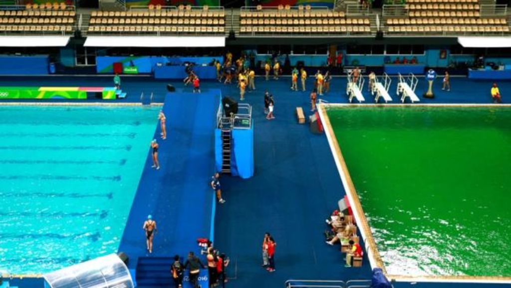 El cambio de color de las aguas, habitualmente azulado, obedece a que la piscina 'se quedó sin alguno de los elementos químicos utilizados en el tratamiento del agua.
