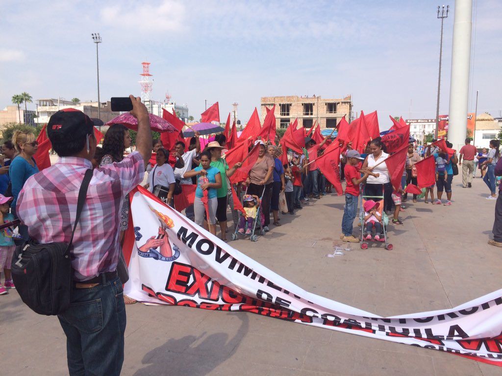 De la Plaza Mayor a las instalaciones de Infonavit marcharon este miércoles los manifestantes. (EL SIGLO DE TORREÓN) 