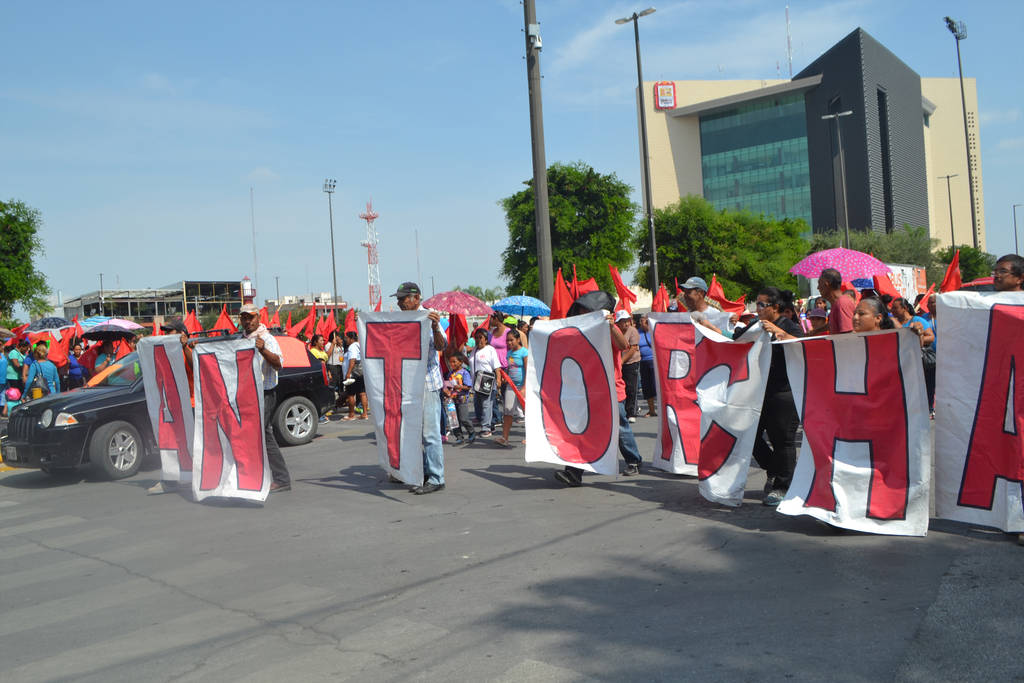 Protesta. La marcha del Movimiento Antorchista de Coahuila salió de la Plaza Mayor a las instalaciones del Infonavit. (ANGÉLICA SANDOVAL)