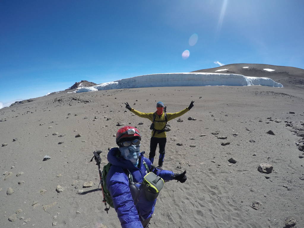 Padre e hijo se sorprendieron por las inmensas formaciones de hielo que contrastan con el paisaje seco del Monte Kilimanjaro. (Especial)