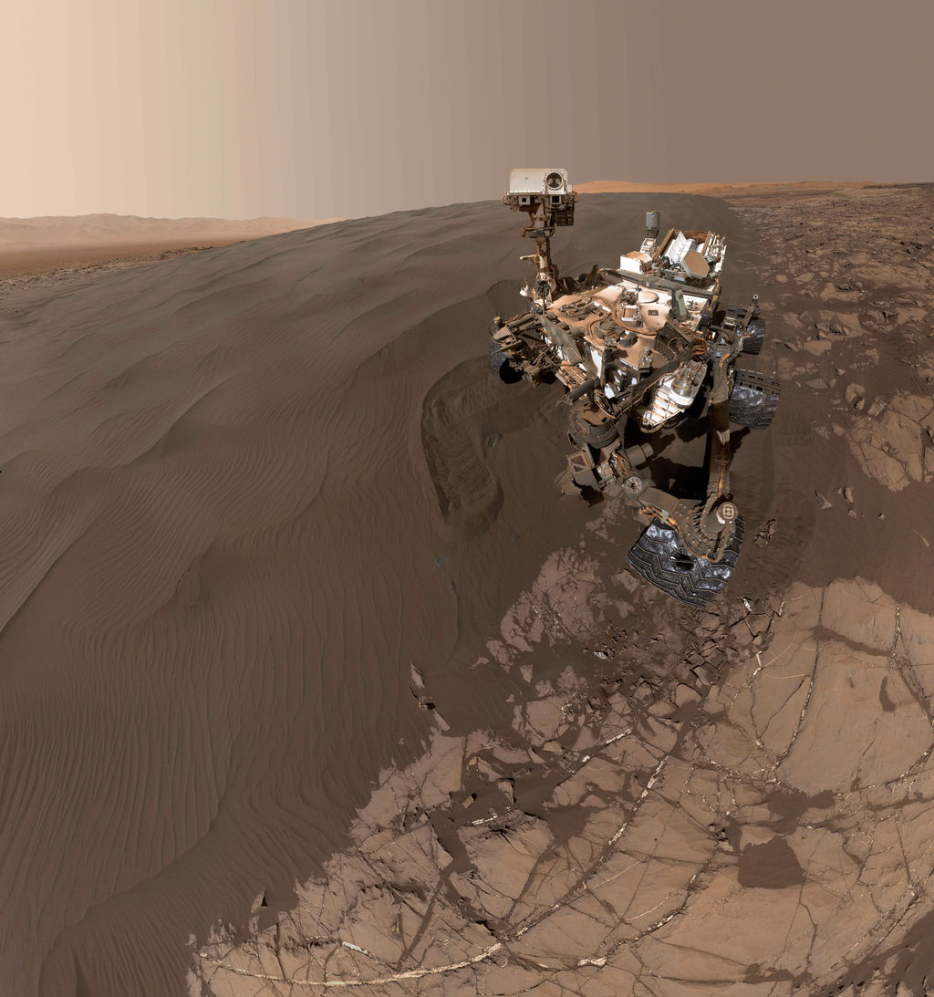 Curiosity toma muestras de roca y arcilla durante el día, y el SAM realiza los análisis de noche para aprovechar la energía. Sólo se estudia una cantidad controlada de muestras, lo que es más interesante para los científicos. (ARCHIVO)