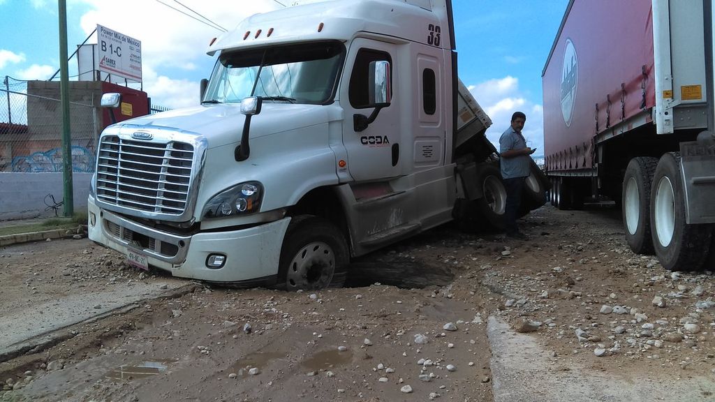 En el carril derecho del bulevar hay una zanja de dos metros de ancho, recubierta con tierra pero no pavimentada. (EL SIGLO DE TORREÓN)