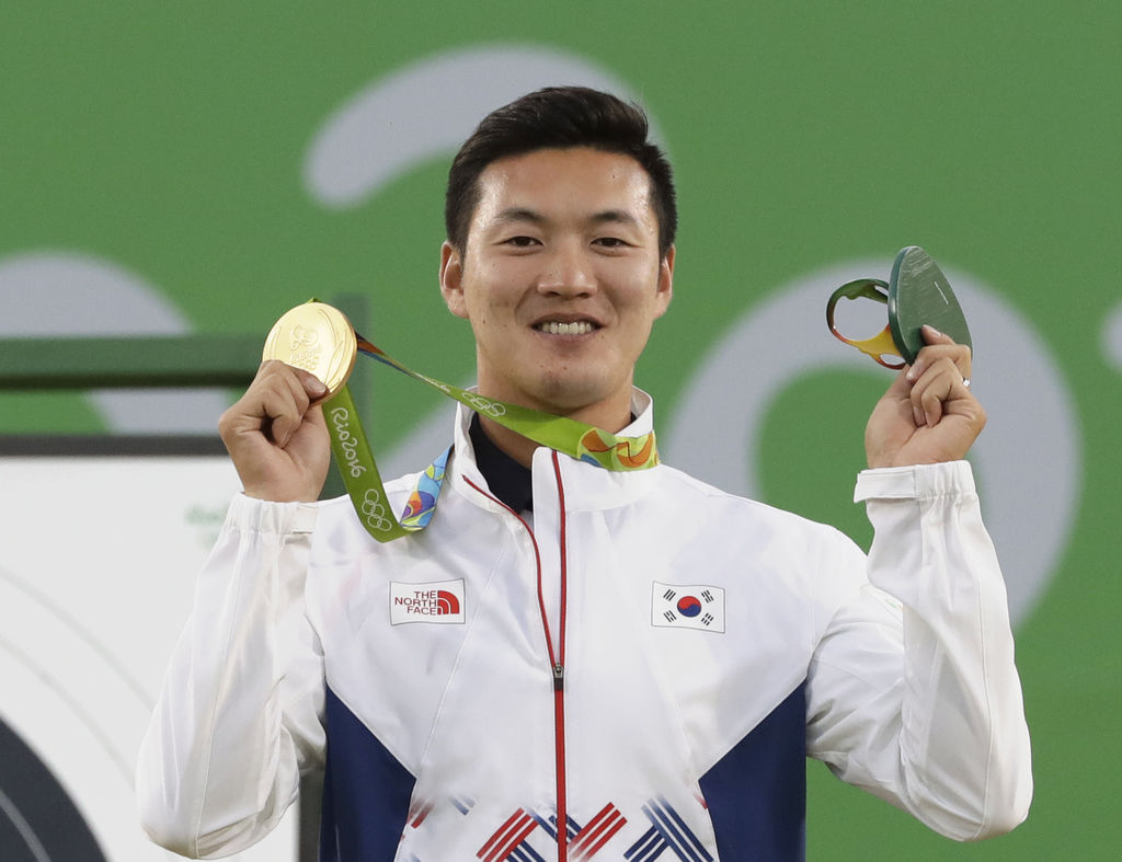 Ku Bon-chan consiguió la medalla de oro hoy al vencer al francés Jean-Charles Valladont. (AP)