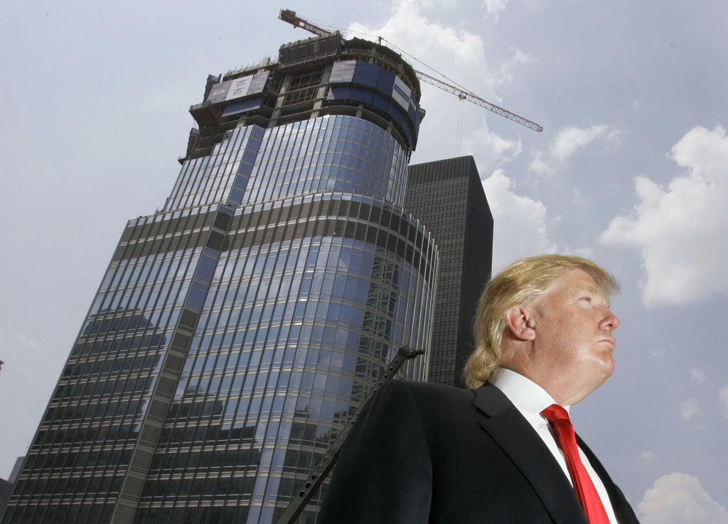 En sus folletos promocionales, la Organización Trump dice que la torre ubicada en la ciudad de Nueva York tiene 68 pisos. Pero otros organismos aseguran que solo son 58. (ARCHIVO)