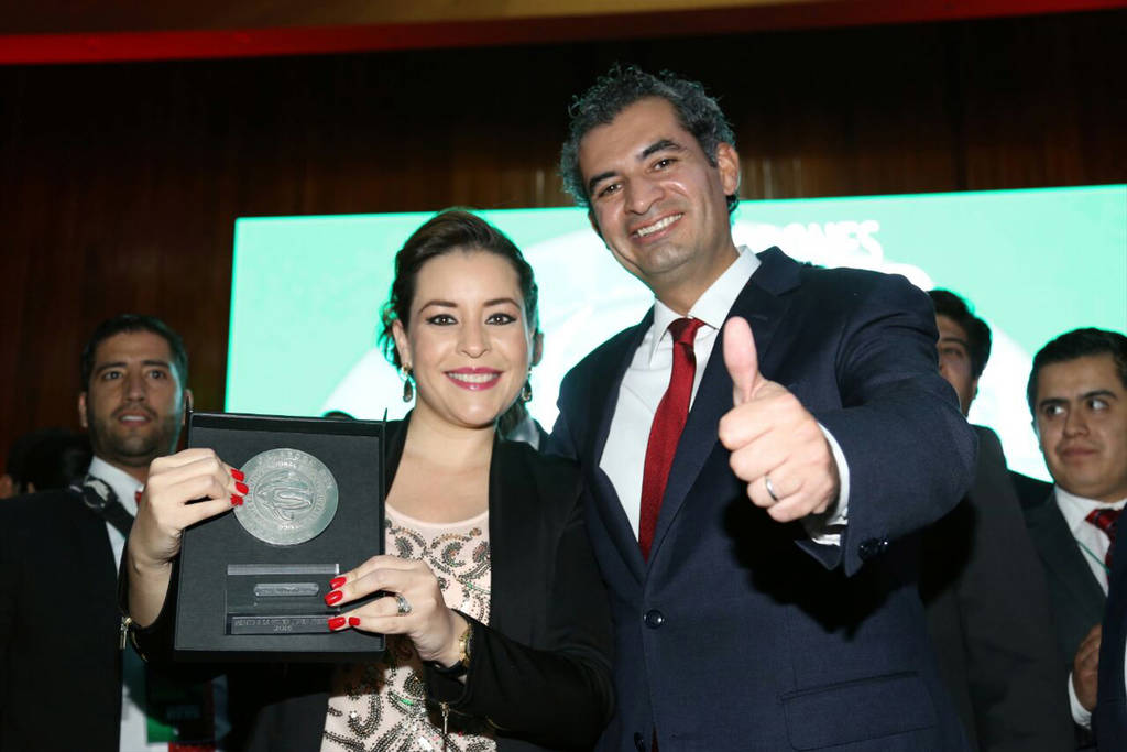 Trabajo. 'Mujer Joven Priista' fue el reconocimiento entregado a Verónica Martínez, presidenta del PRI Coahuila. (CORTESÍA)
