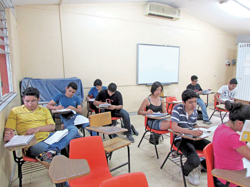 Reto. 13 jóvenes entrenan para la próxima Olimpiada Nacional de Matemáticas en Acapulco.  (EL UNIVERSAL)