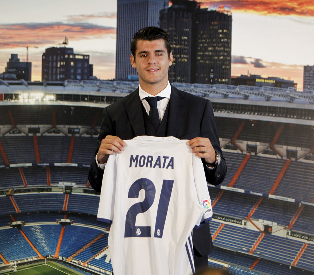 
Morata fue presentado este lunes como nuevo jugador “merengue”, en un acto que inició con la proyección de un video con las mejores imágenes de toda su trayectoria.
