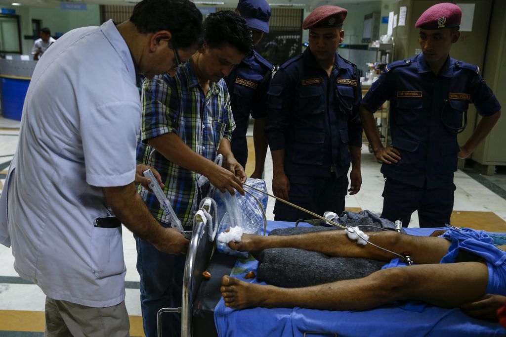 Los equipos de rescate enviados al lugar recuperaron los cuerpos sin vida de 31 personas, mientras otras 40 con heridas de gravedad fueron trasladadas en helicópteros del Ejército nepalí a hospitales de Katmandú. (EFE)