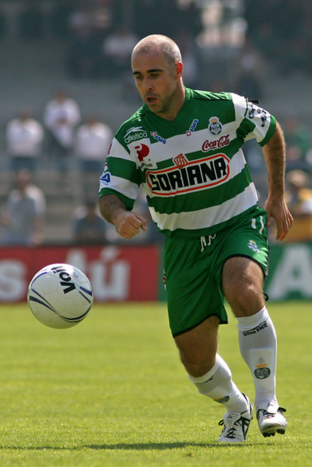 El chileno portó en dos etapas la playera del Santos Laguna, logrando el campeonato en el Verano 2001. (ARCHIVO)