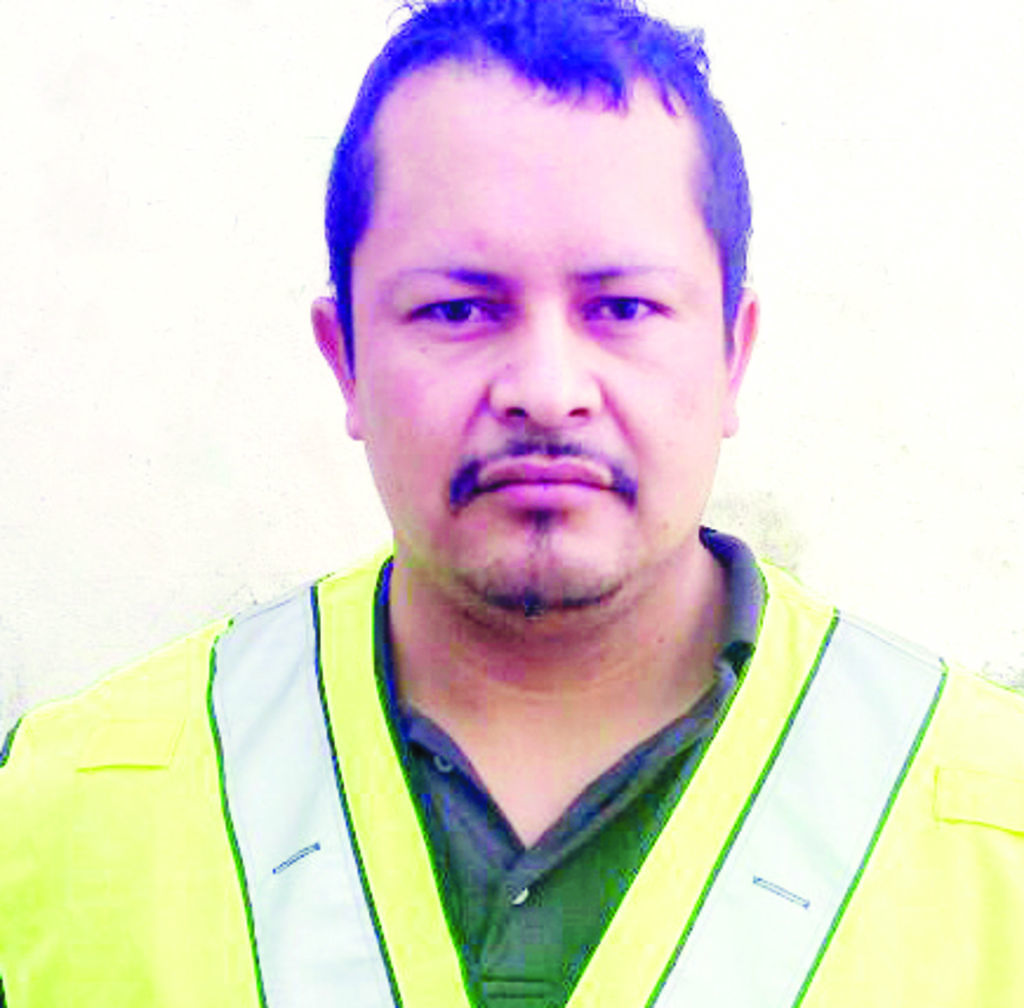 El sentenciado quien se desempeñaba como profesor de educación sexual en el plantel ubicado en el municipio de San Juan del Río, Durango, responde al nombre de Francisco Ceniceros Escobar, de 29 años, con domicilio en Nazas. 
