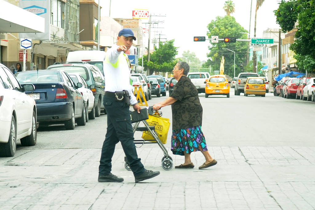 Día Mundial. De acuerdo al Reglamento de Vialidad, en Torreón el peatón debe encabezar la pirámide de la movilidad urbana. (Ramón Sotomayor)