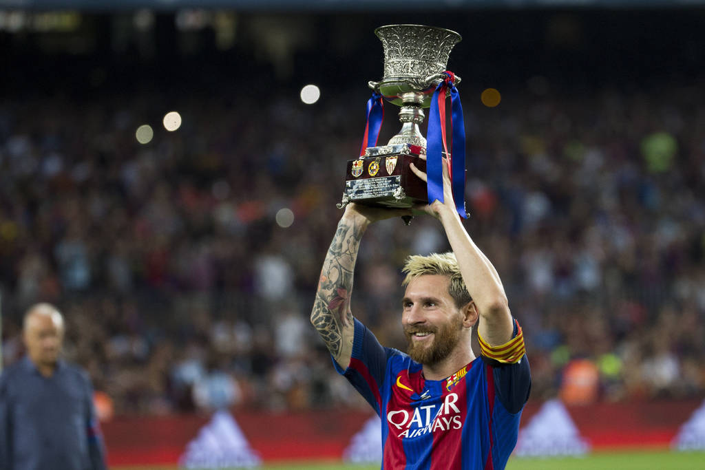 Lionel Messi levanta el trofeo luego de derrotar 5-0 al Sevilla en el marcador global. (EFE)