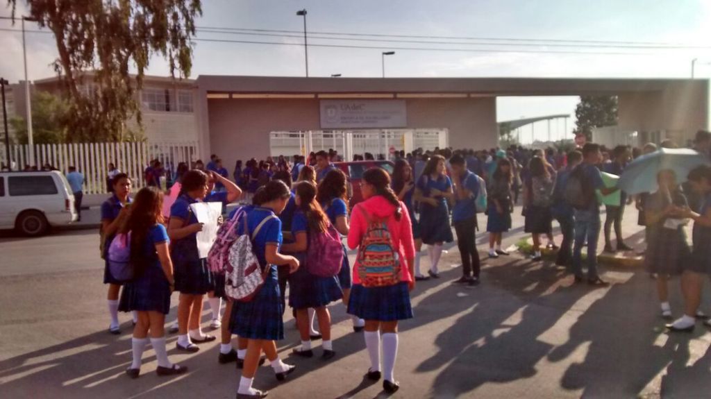 Alumnos y maestros se movilizaron a las afueras del plantel. (FERNANDO COMPEÁN) 