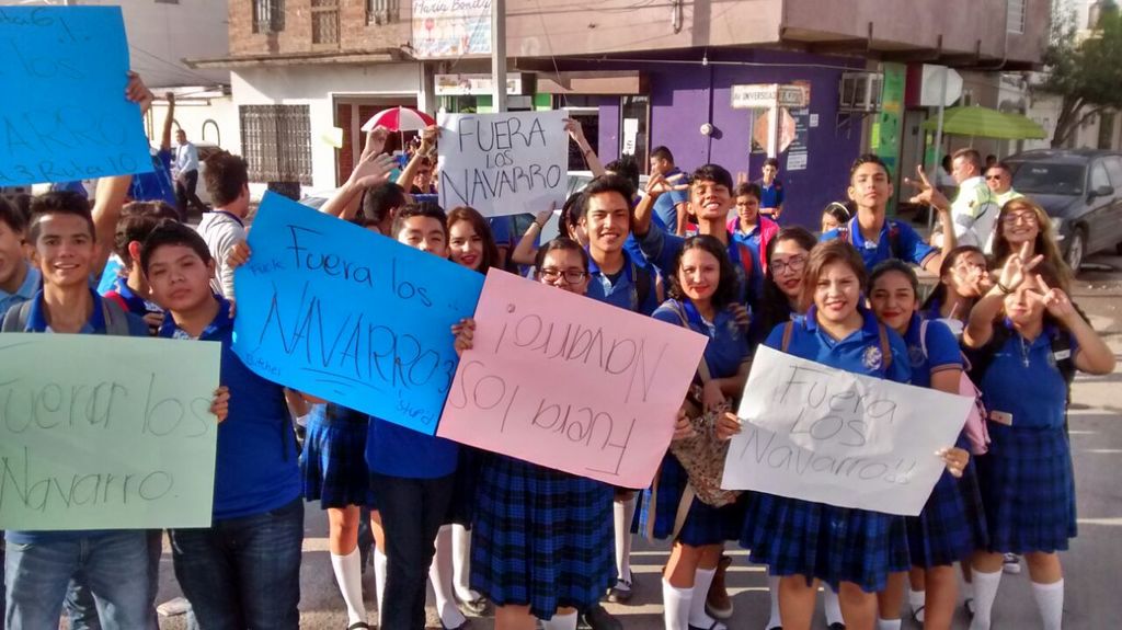 Los estudiantes portaron pancartas de '¡Fuera Navarro!'. (FERNANDO COMPEÁN) 