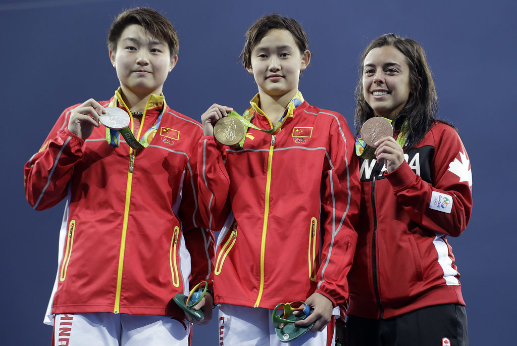 Las chinas  Ren Qian y Si Yajie hicieron el 1-2 en la plataforma de 10 metros, Meaghan Benfeito (d) completó el podio. (AP)