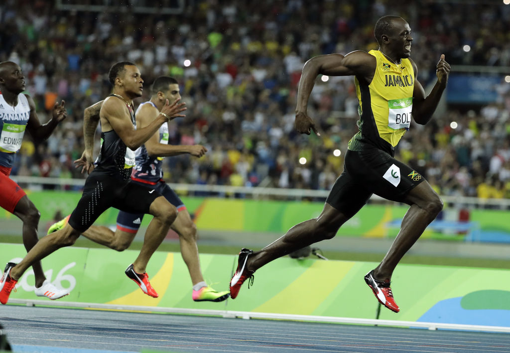 Bolt es el primer atleta en conseguir tres medallas de oro en la prueba. (AP)