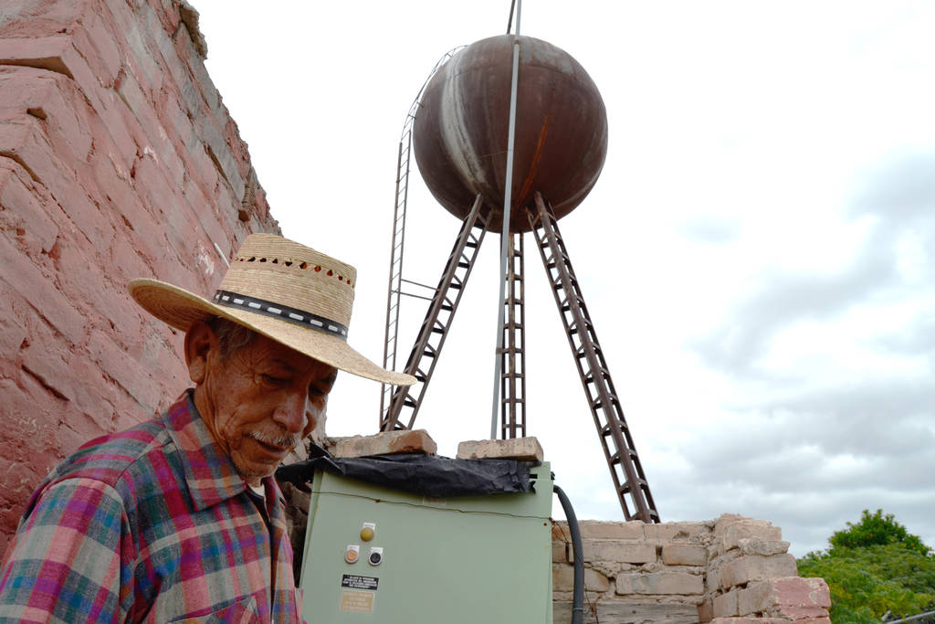 Control. Don Eligio es el encargado de manejar la caja de control de la noria y distribuir el agua. (EDITH GONZÁLEZ)