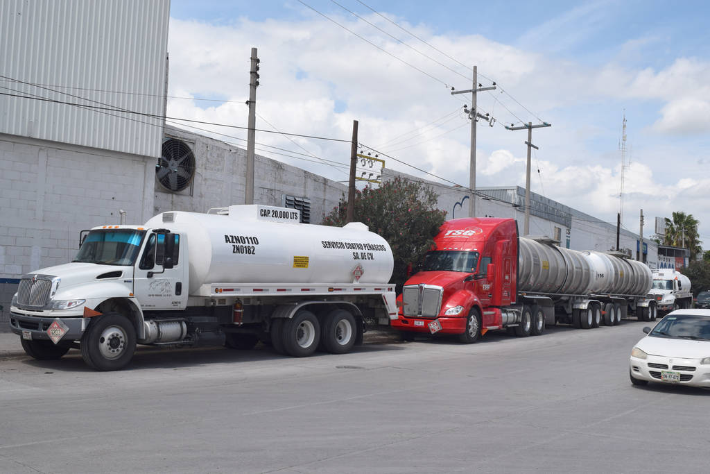 Varados. Casi una veintena de pipas que transportan combustible a zonas rurales de La Laguna y ciudades del norte del país, están a la espera de que se les surta el producto. (MA. ELENA HOLGUÍN)