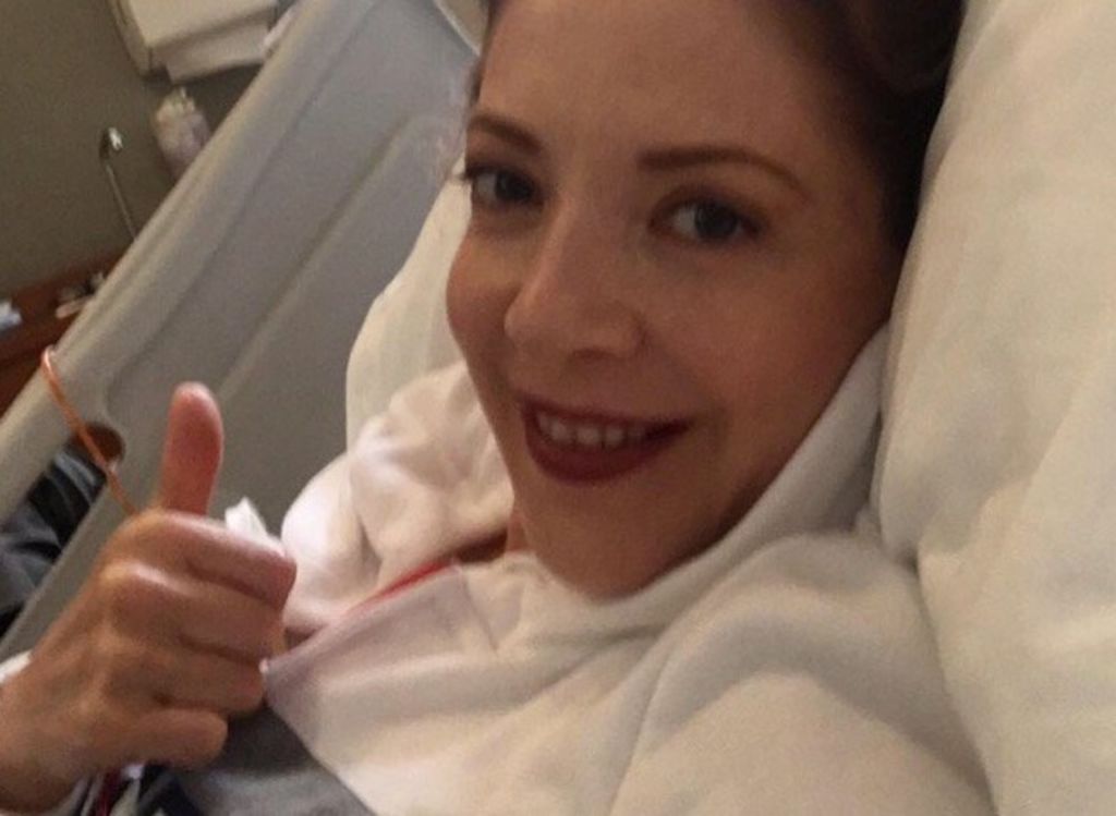 El mensaje lo publicó en su cuenta de Instagram junto con una imagen de ella en una cama de hospital. (ESPECIAL)