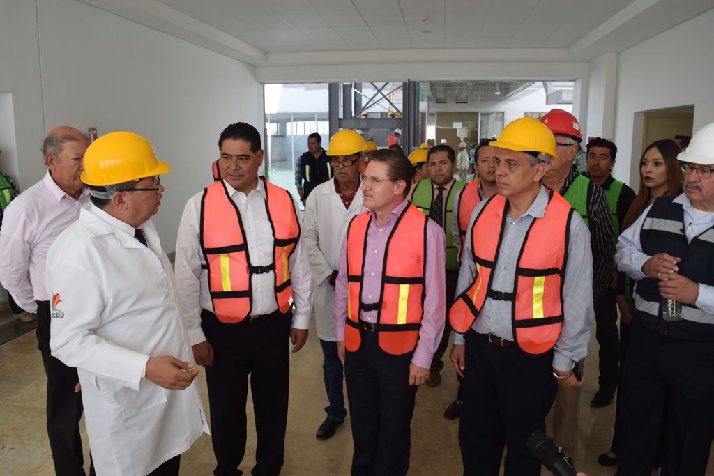 Durante el recorrido, el gobernador Herrera dijo confiar en que antes del 15 de septiembre pueda inaugurarse la obra civil, y a partir de entonces estar en condiciones de ofrecer la consulta externa. (EL SIGLO DE TORREÓN)