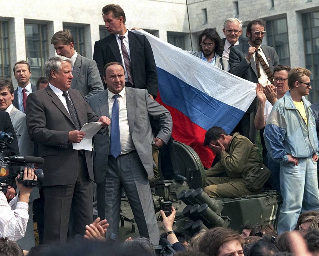 Defensa.  Durante una de las manifestaciones, Boris Yeltsin se mantuvo de pie en un tanque para condenar a la «junta». Yeltsin asumió el control de la sociedad central de televisión y de los ministerios y organismos económicos, con lo que inició la caída de la URSS.