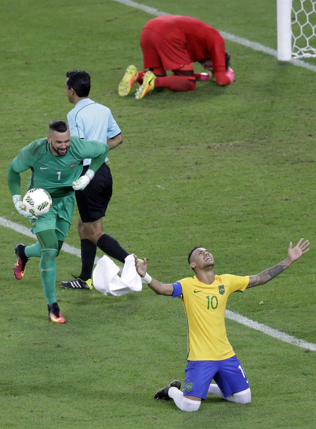 Neymar se convirtió en el héroe que su selección necesitaba para ganar el torneo de futbol. (EFE)