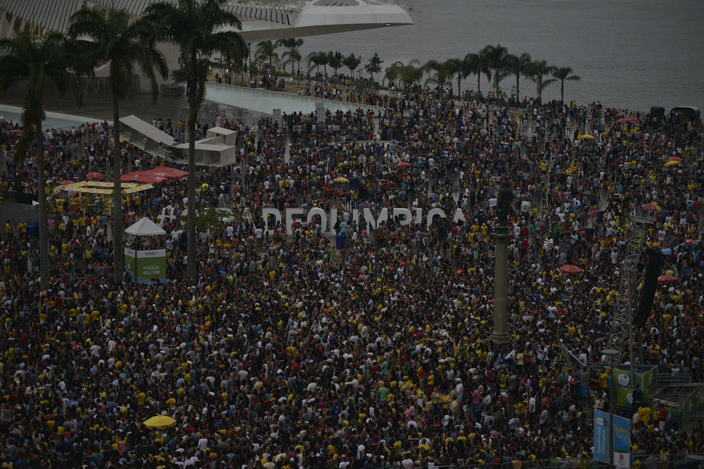 Miles de brasileños celebraron el oro en Río de Janeiro. (EFE)