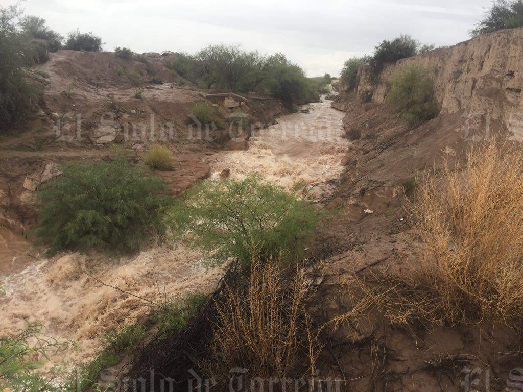 Se desfogan 30 metros cúbicos de agua (30 mil litros) por el lado de Gómez Palacio en el ejido San José de Viñedo, por la parte baja del libramiento Norte, cercano al ejido La Concha en Torreón. (RAMÓN SOTOMAYOR)
