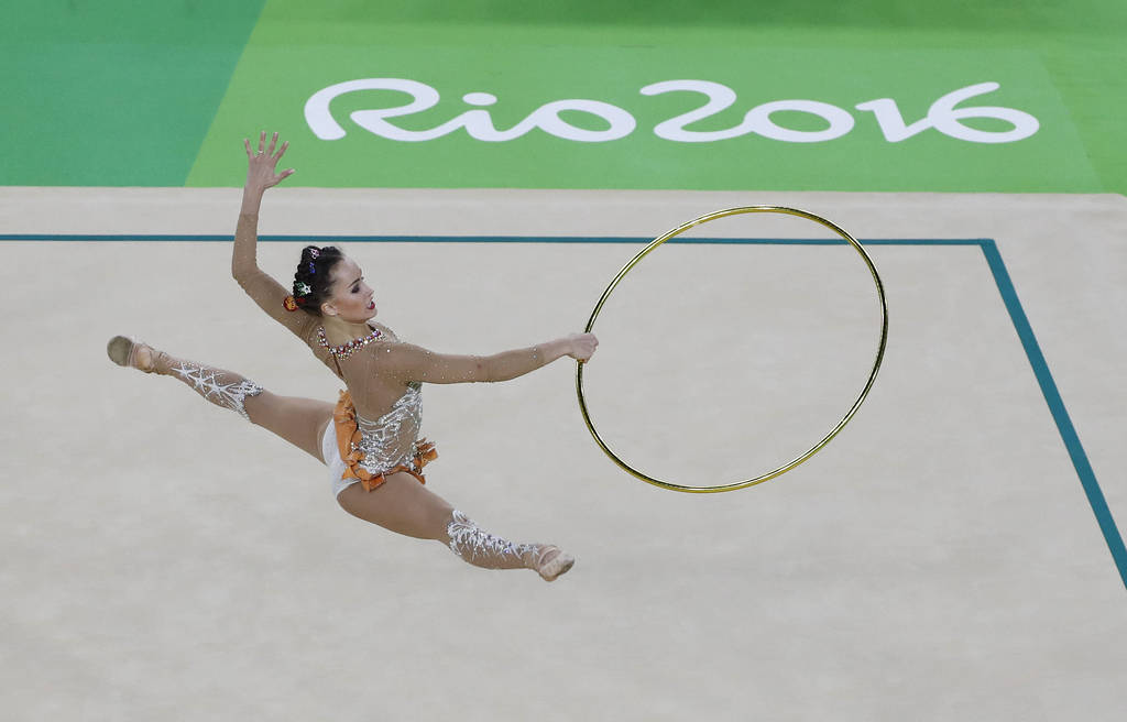 El equipo olímpico de gimnasia rítmica de Rusia en acción, durante la final. Equipo ruso gana en gimnasia rítmica