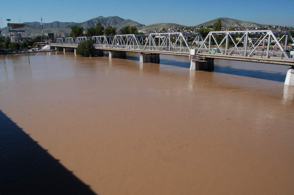 La última ocasión que corrió el agua por el lecho seco del río Nazas se registró el domingo 1 de febrero de 2010 luego de que la presa Lázaro Cárdenas registrara un almacenamiento de 90 por ciento de su capacidad. (ARCHIVO) 