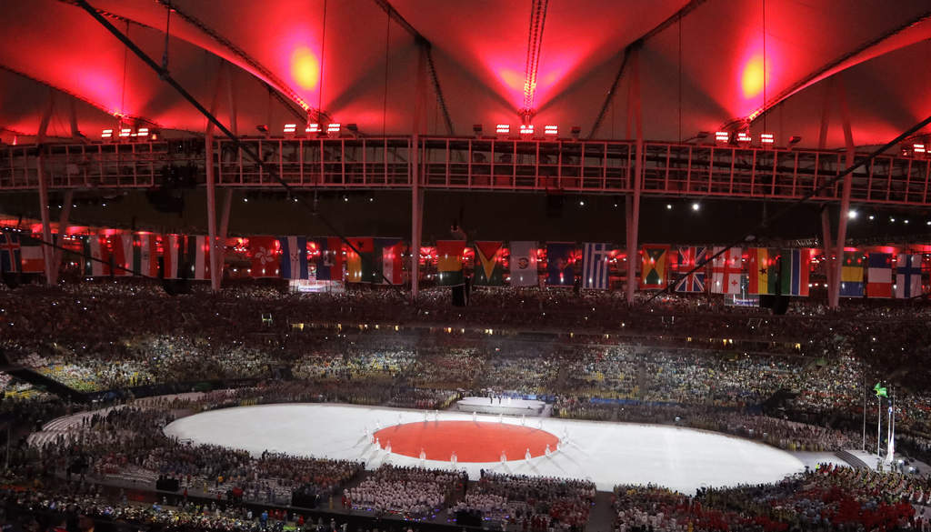 La bandera de Japón se pudo ver en el centro del campo del Estadio Maracaná, ayer en Río de Janeiro.  (AP)
